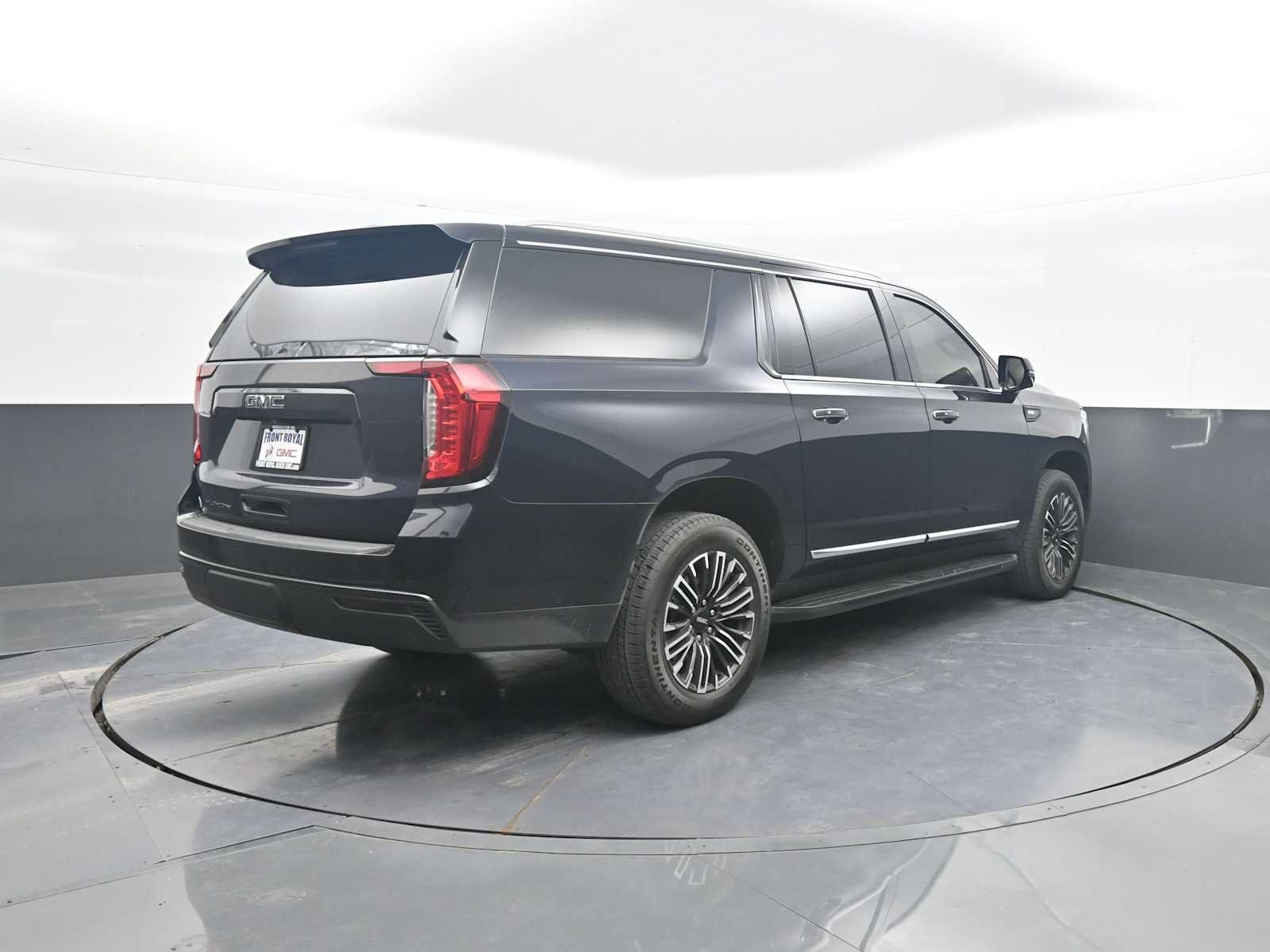 Used 2024 GMC Yukon XL SLT w/ SLT Luxury Package AWD/4WD image 8