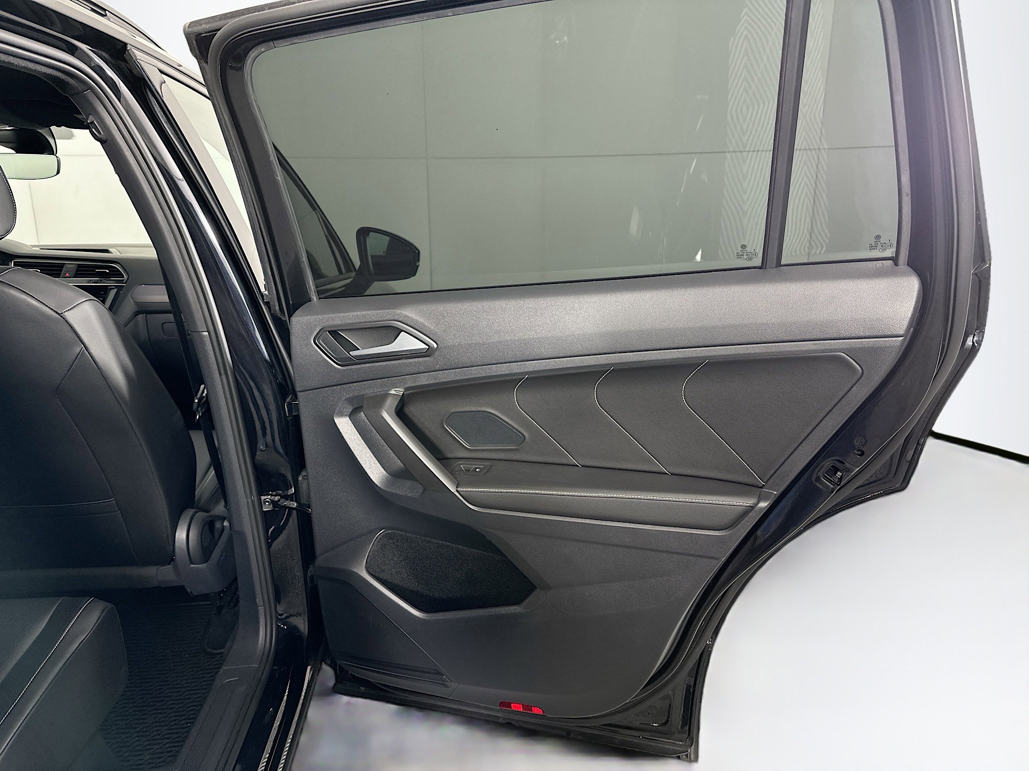 Used 2022 Volkswagen Tiguan SE R-Line image 32