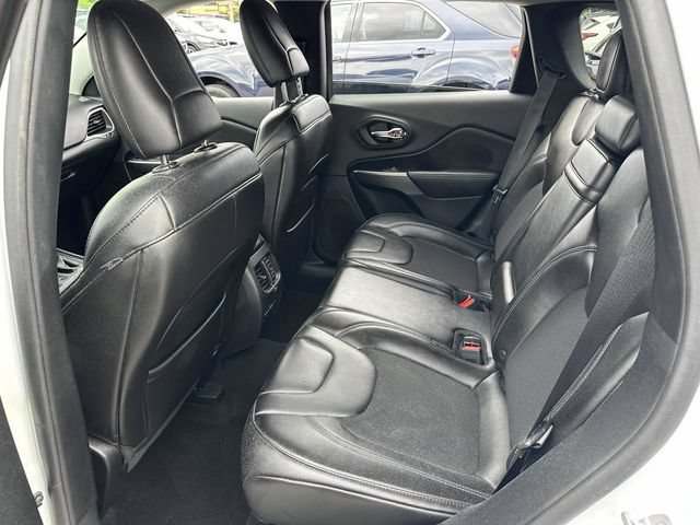 Used 2019 Jeep Cherokee Latitude Plus w/ Comfort/Convenience Group AWD/4WD image 19