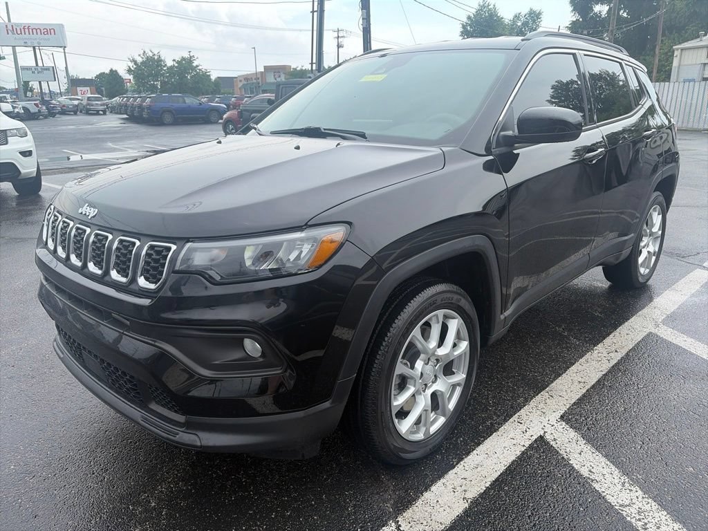 Used 2024 Jeep Compass Latitude AWD/4WD image 3