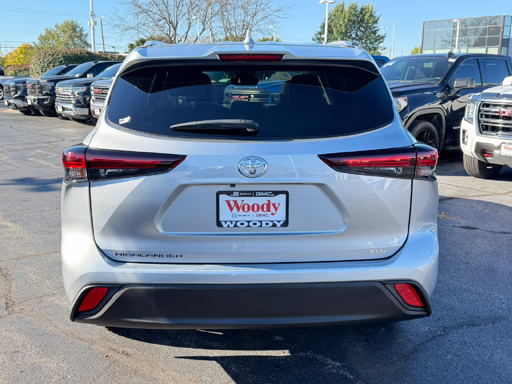 Used 2024 Toyota Highlander XLE FWD image 9