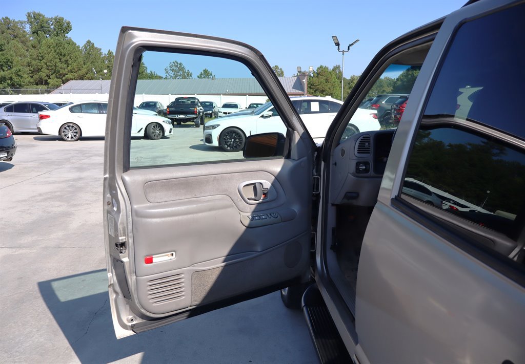 Used 1999 GMC Yukon 4WD 4-Door w/ Marketing Opt Pkg 5 image 30