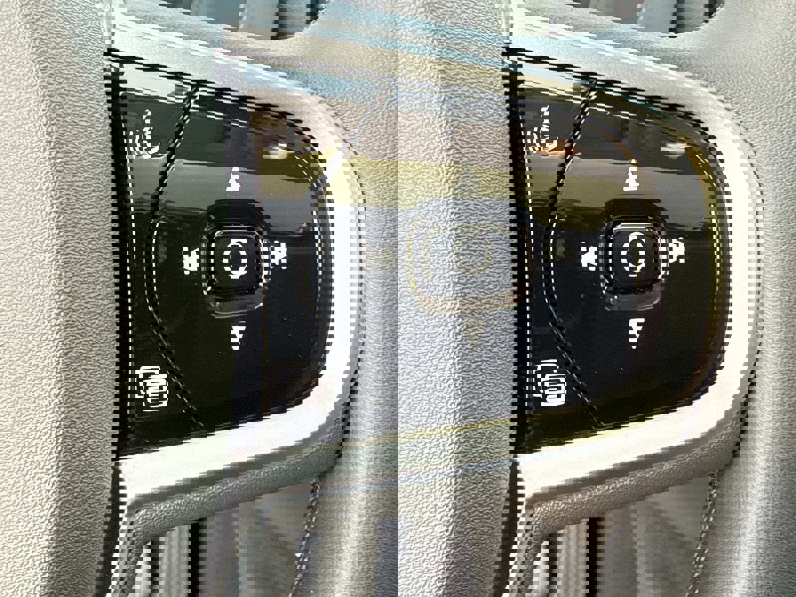 Certified 2025 Volvo XC60 B5 Plus w/ Climate Package image 28