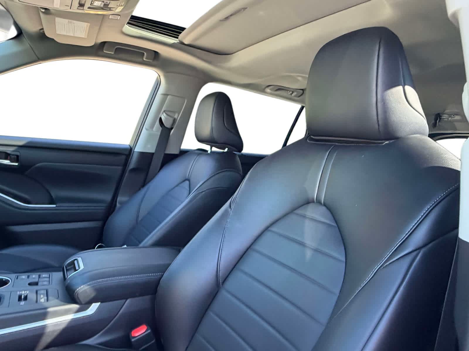 Used 2023 Toyota Highlander XLE AWD/4WD image 11