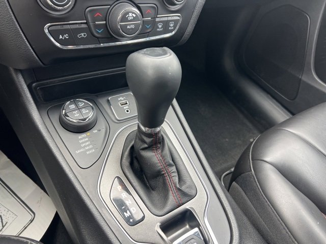 Used 2020 Jeep Cherokee Trailhawk w/ Cold Weather Group image 16