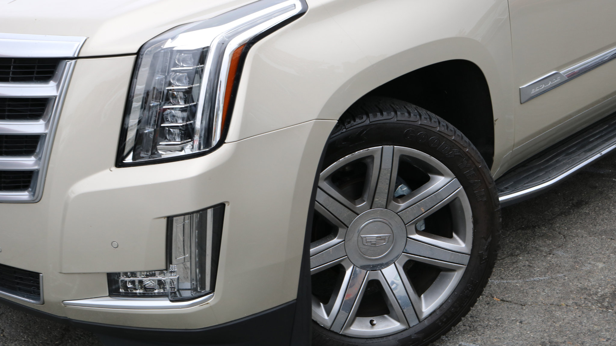 Used 2015 Cadillac Escalade Luxury image 4