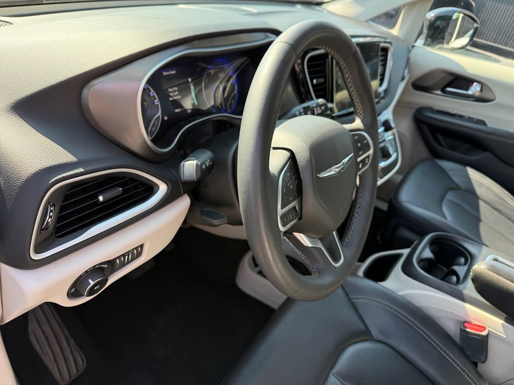 Used 2024 Chrysler Pacifica Touring-L FWD image 35