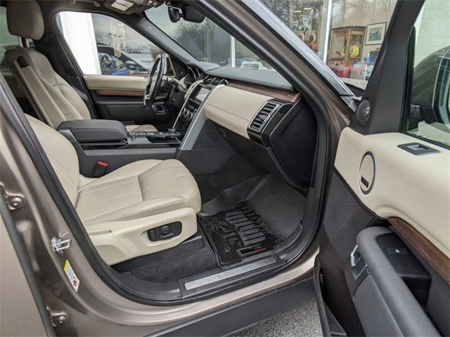 Used 2017 Land Rover Discovery HSE image 11