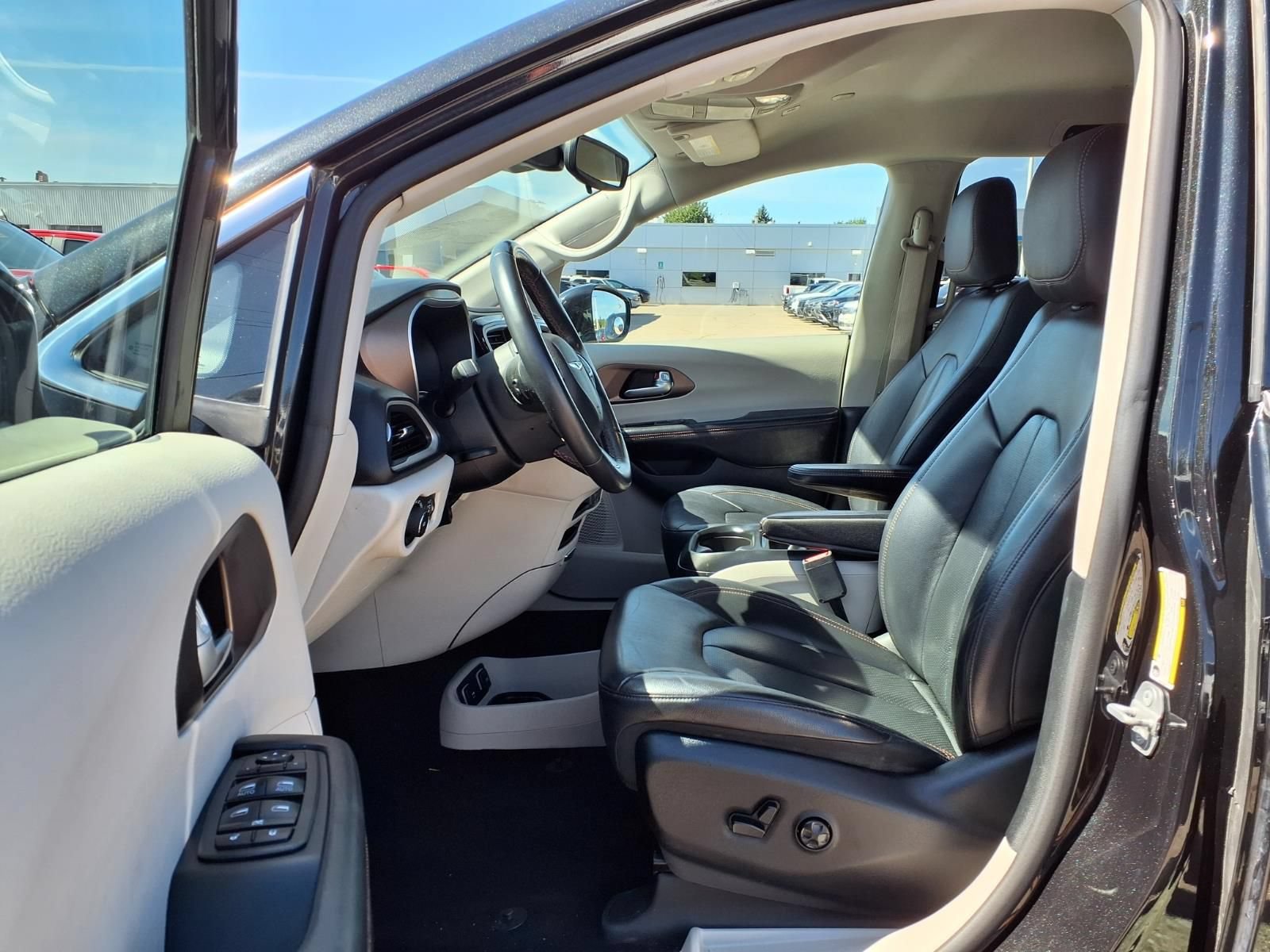 Used 2018 Chrysler Pacifica Touring-L w/ Advanced Safetytec Group FWD image 15