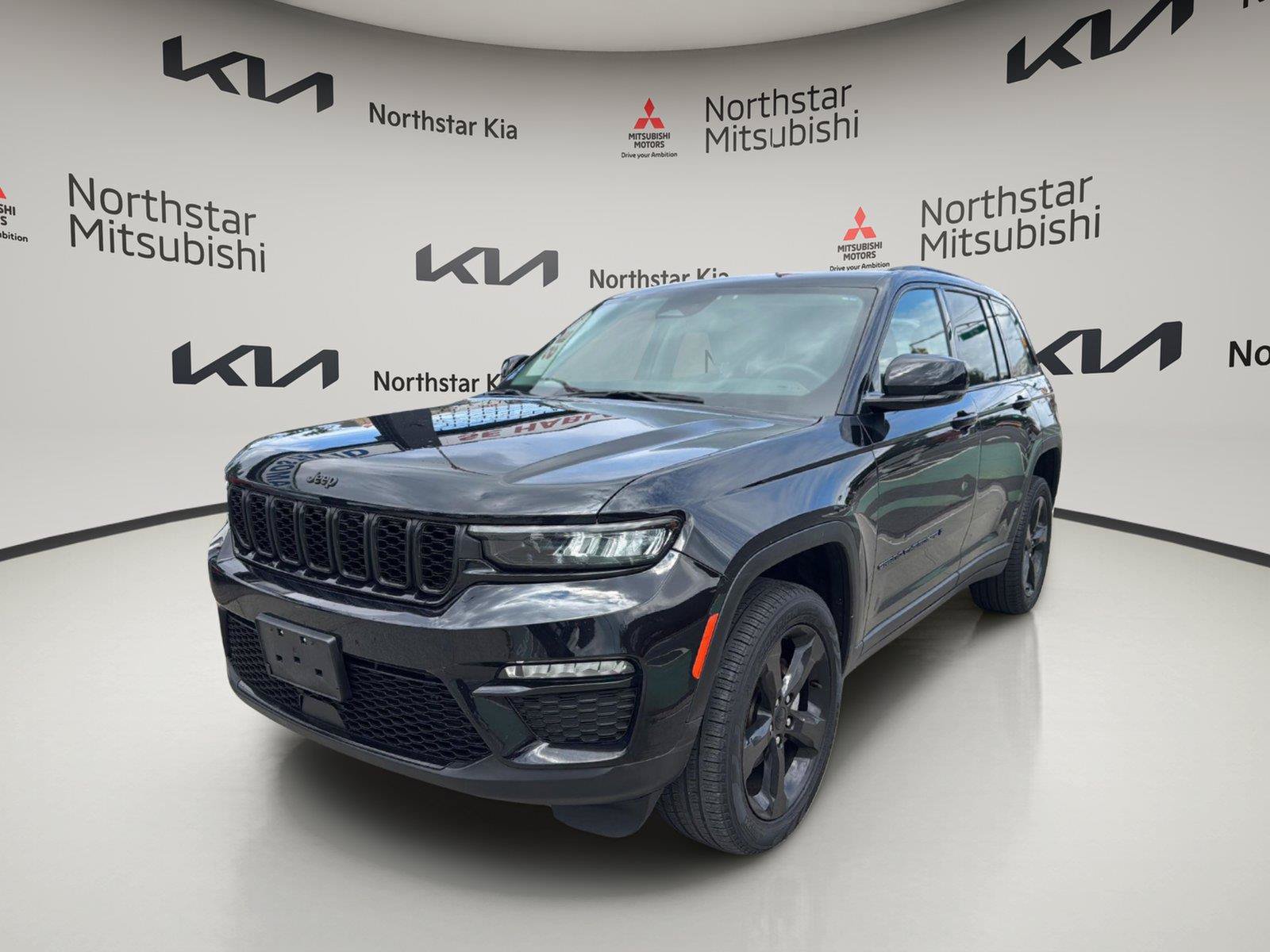 Used 2023 Jeep Grand Cherokee Limited w/ Black Appearance Package AWD/4WD image 1