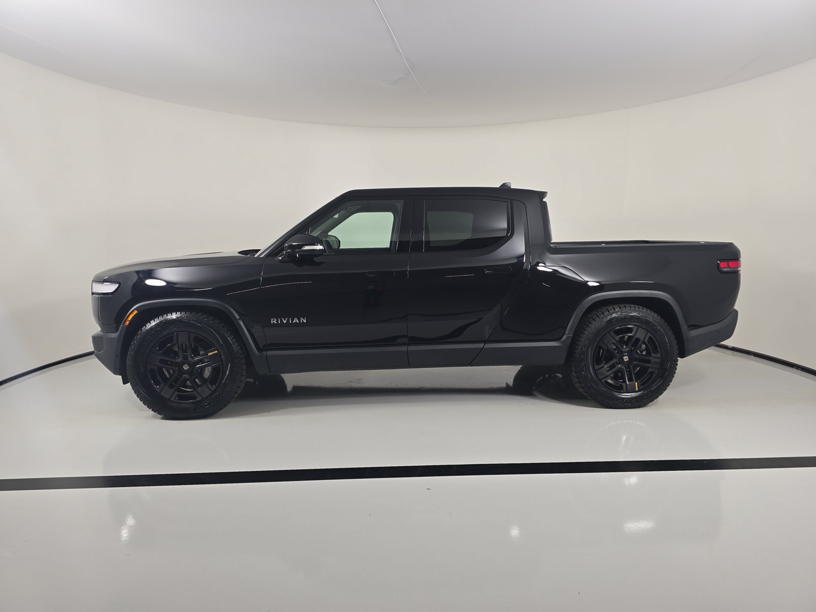 Used 2024 Rivian R1T Adventure Dual AWD/4WD image 2