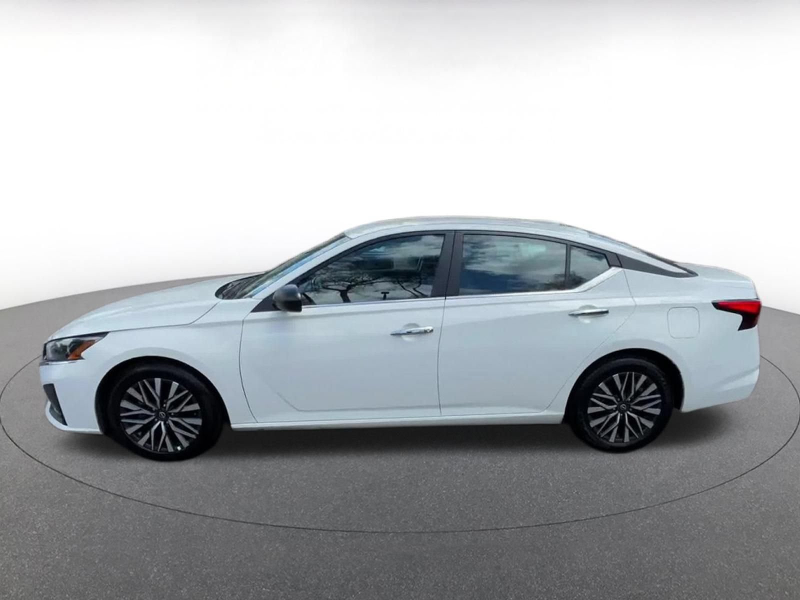 Used 2025 Nissan Altima 2.5 SV FWD image 9
