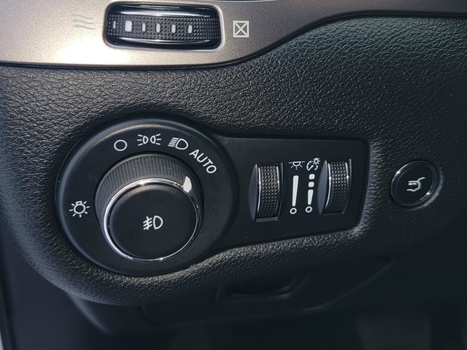 Used 2022 Jeep Cherokee Latitude Lux w/ Mopar Interior Package AWD/4WD image 31