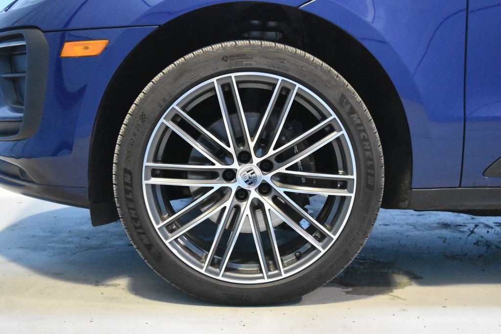 Certified 2025 Porsche Macan AWD/4WD image 28
