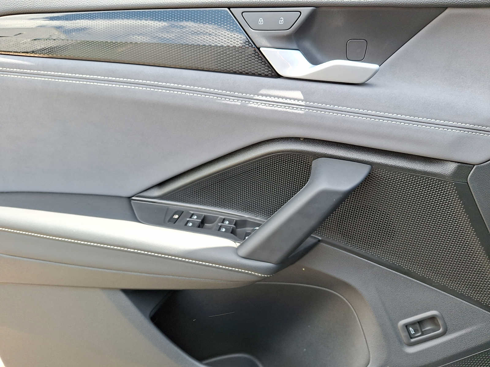 Used 2025 Volkswagen Tiguan SE w/ Panoramic Sunroof Package AWD/4WD image 9