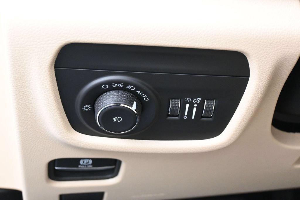 Used 2026 Jeep Grand Cherokee Limited RWD image 16
