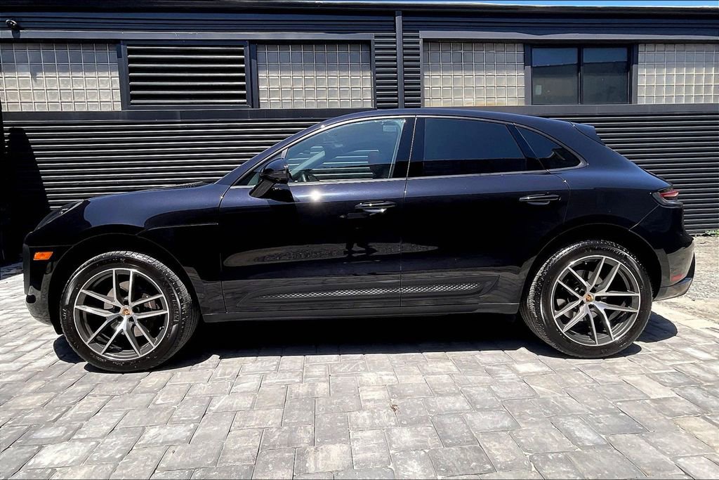 Certified 2025 Porsche Macan image 2