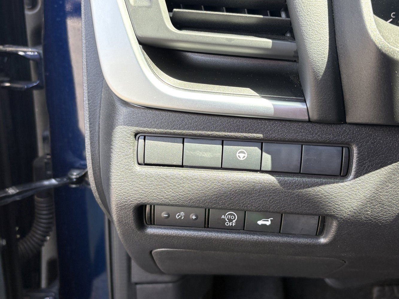Used 2025 Nissan Rogue SV AWD/4WD image 18