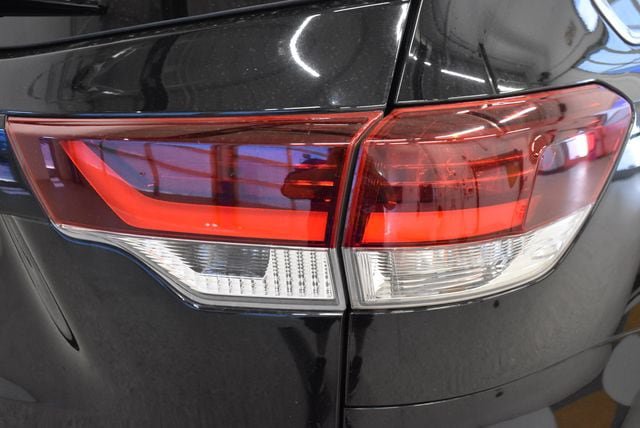Used 2019 Toyota Highlander SE AWD/4WD image 12