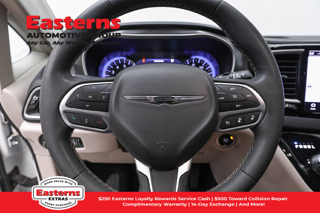 Used 2023 Chrysler Pacifica Touring-L FWD image 11