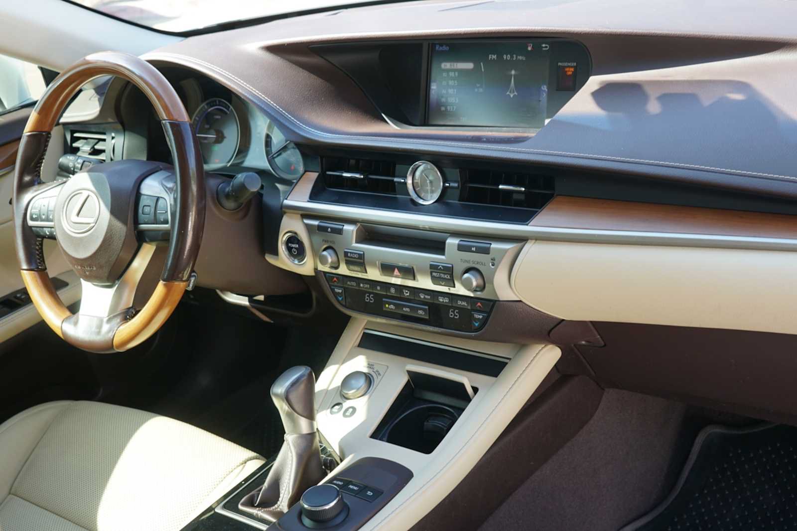 Used 2016 Lexus ES 300h w/ Premium Package w/Wood Trim FWD image 25