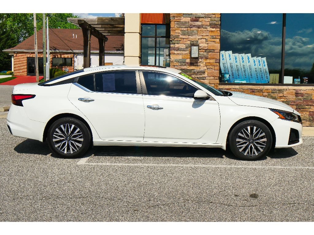 Used 2023 Nissan Altima 2.5 SV w/ SV Premium Package AWD/4WD image 2