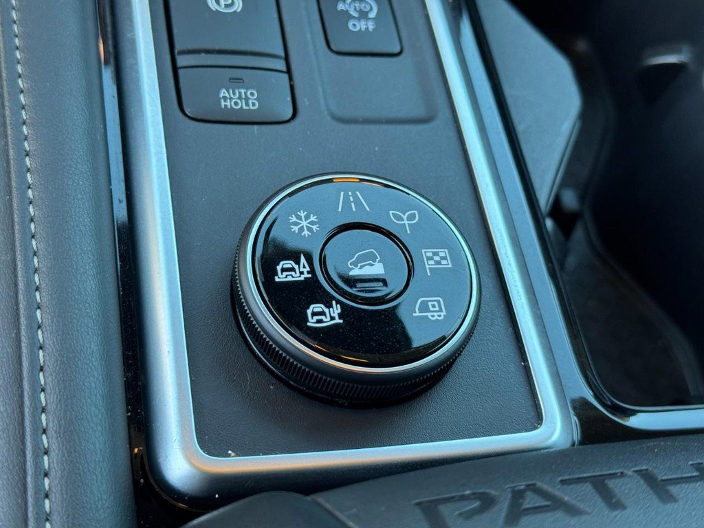 Used 2025 Nissan Pathfinder SL image 26