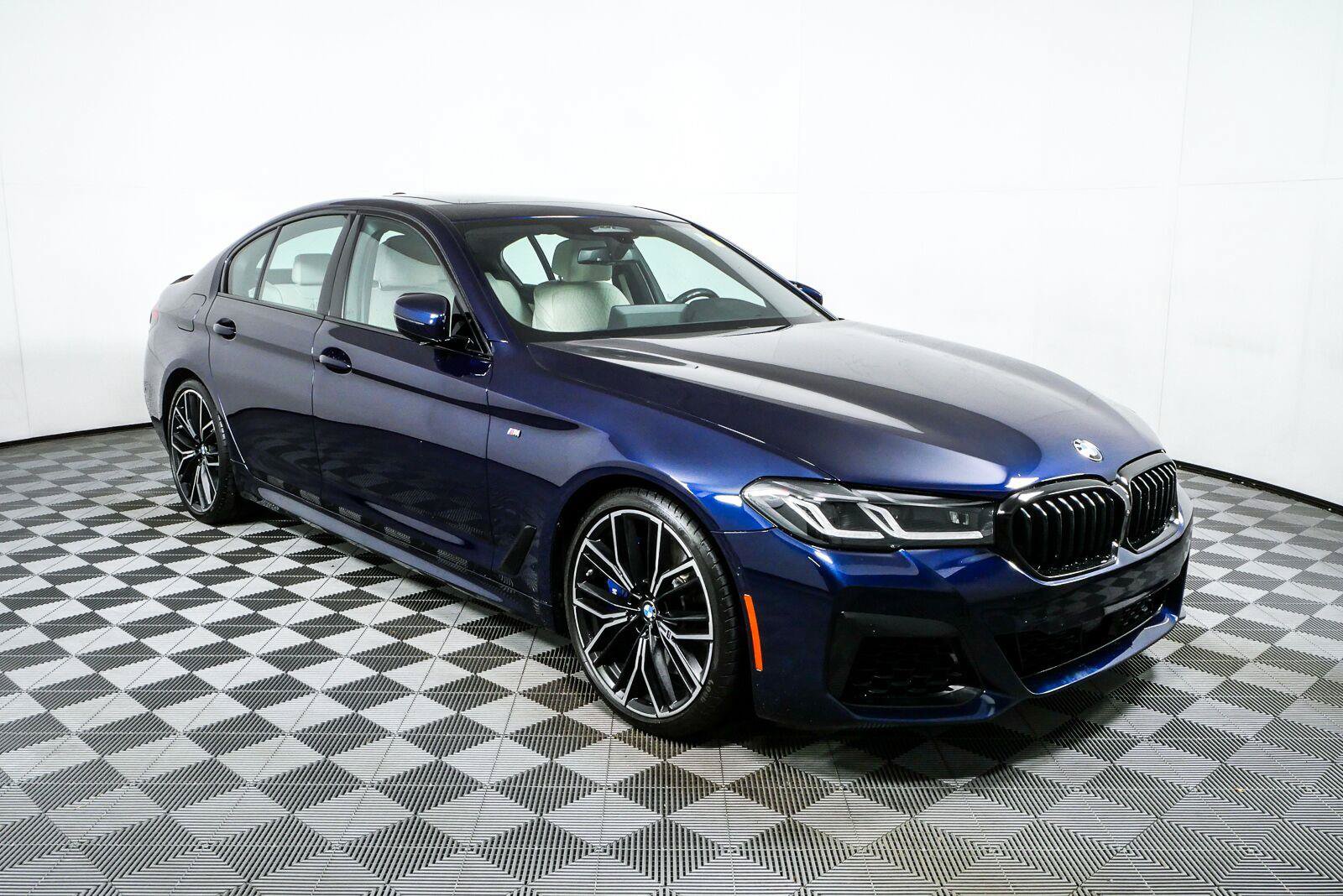 Used 2021 BMW M550i xDrive AWD/4WD image 1