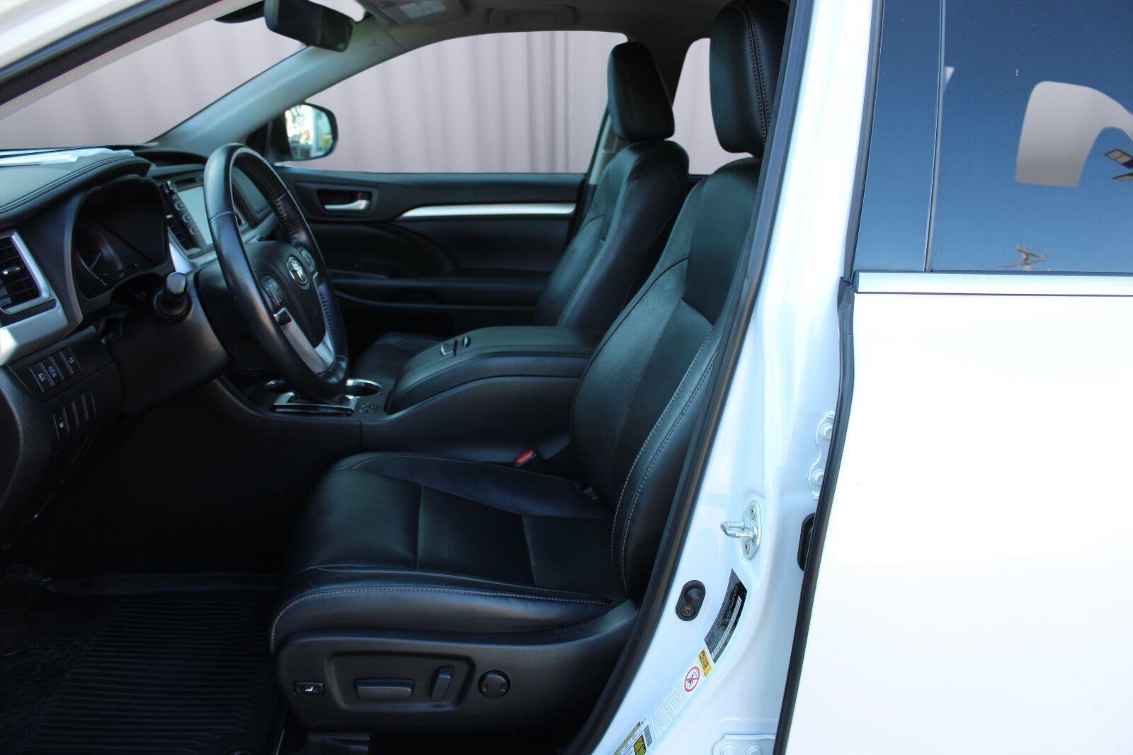 Used 2018 Toyota Highlander XLE AWD/4WD image 37