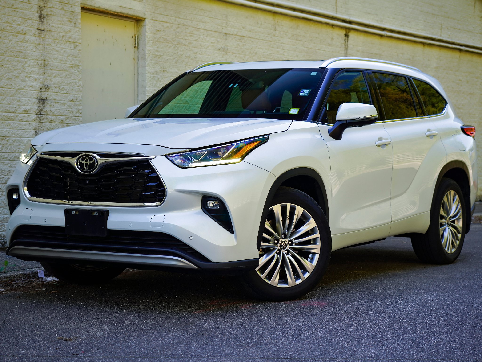 Used 2023 Toyota Highlander Platinum AWD/4WD image 2