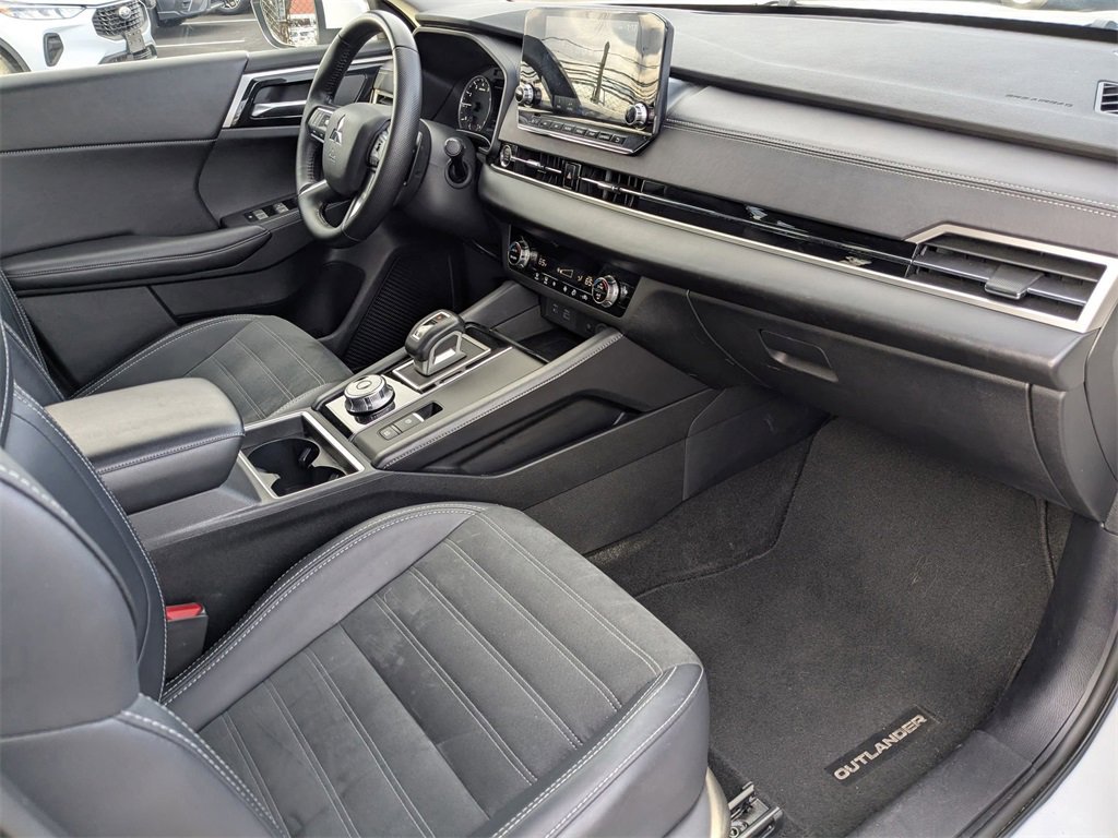 Used 2024 Mitsubishi Outlander SE image 39