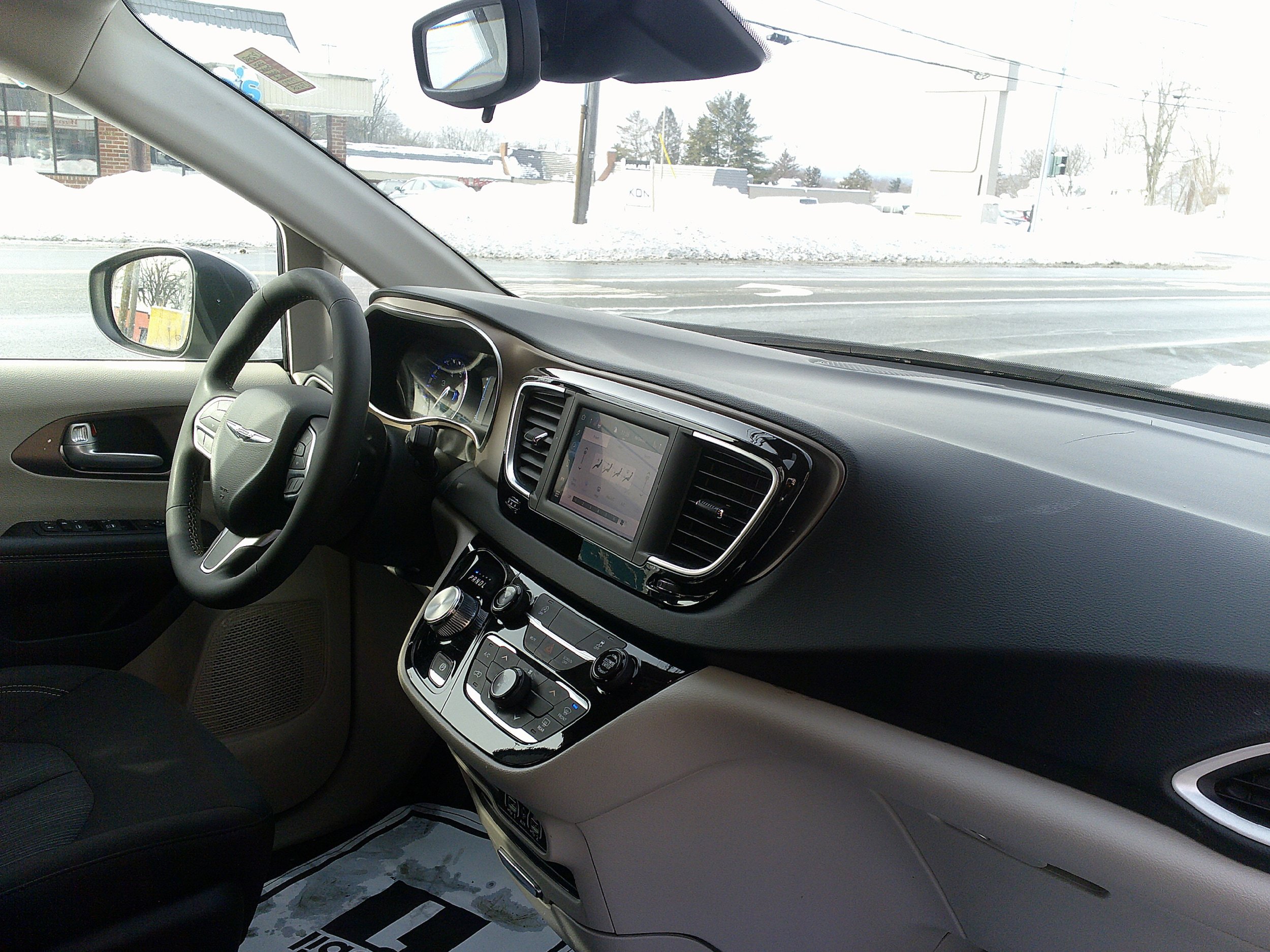 Used 2024 Chrysler Voyager LX image 22