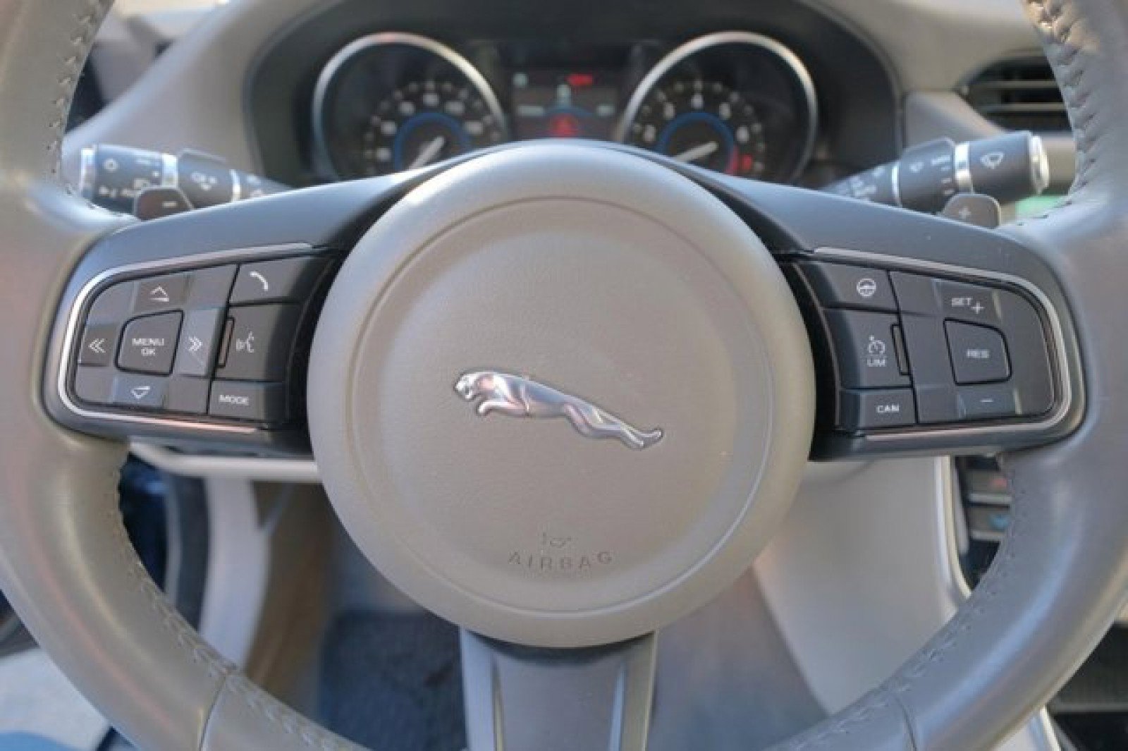 Used 2020 Jaguar XF Premium image 26