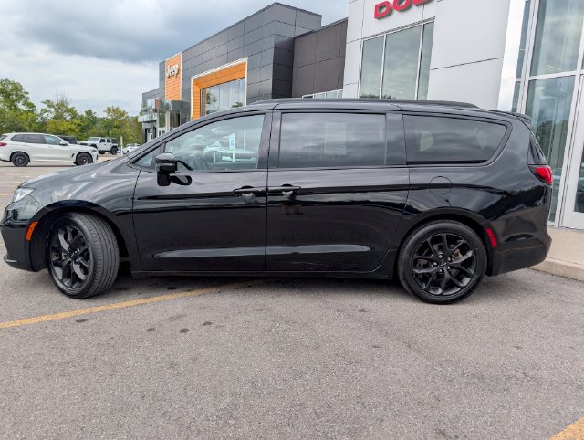 Used 2025 Chrysler Pacifica Limited FWD image 7