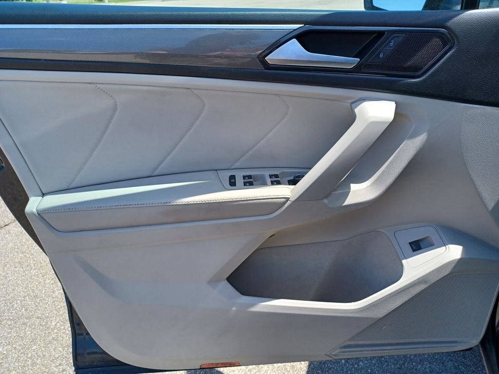 Used 2022 Volkswagen Tiguan SE R-Line AWD/4WD image 10