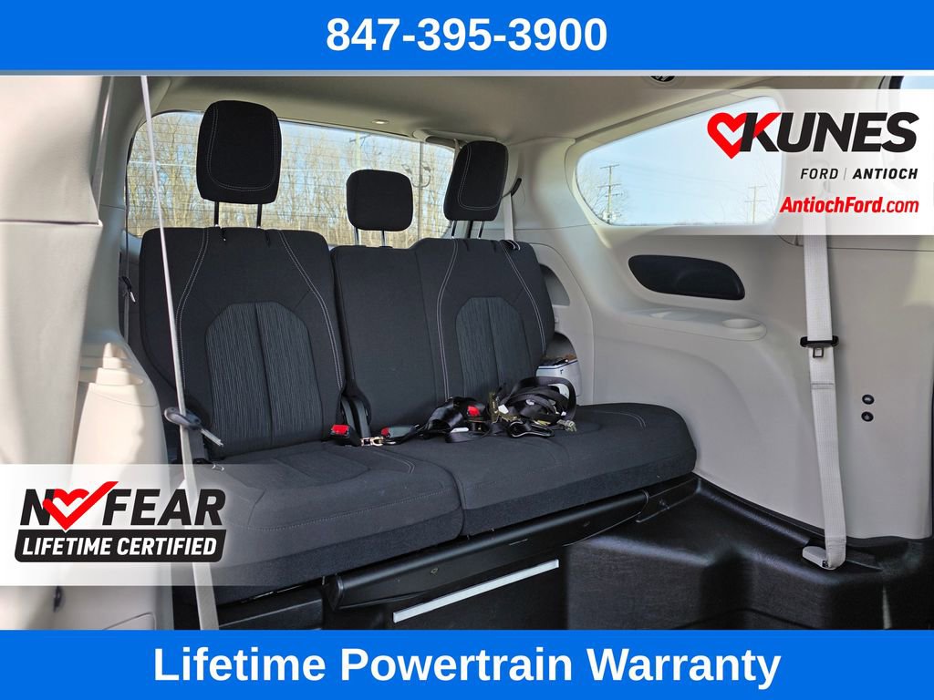 Used 2023 Chrysler Voyager LX image 25