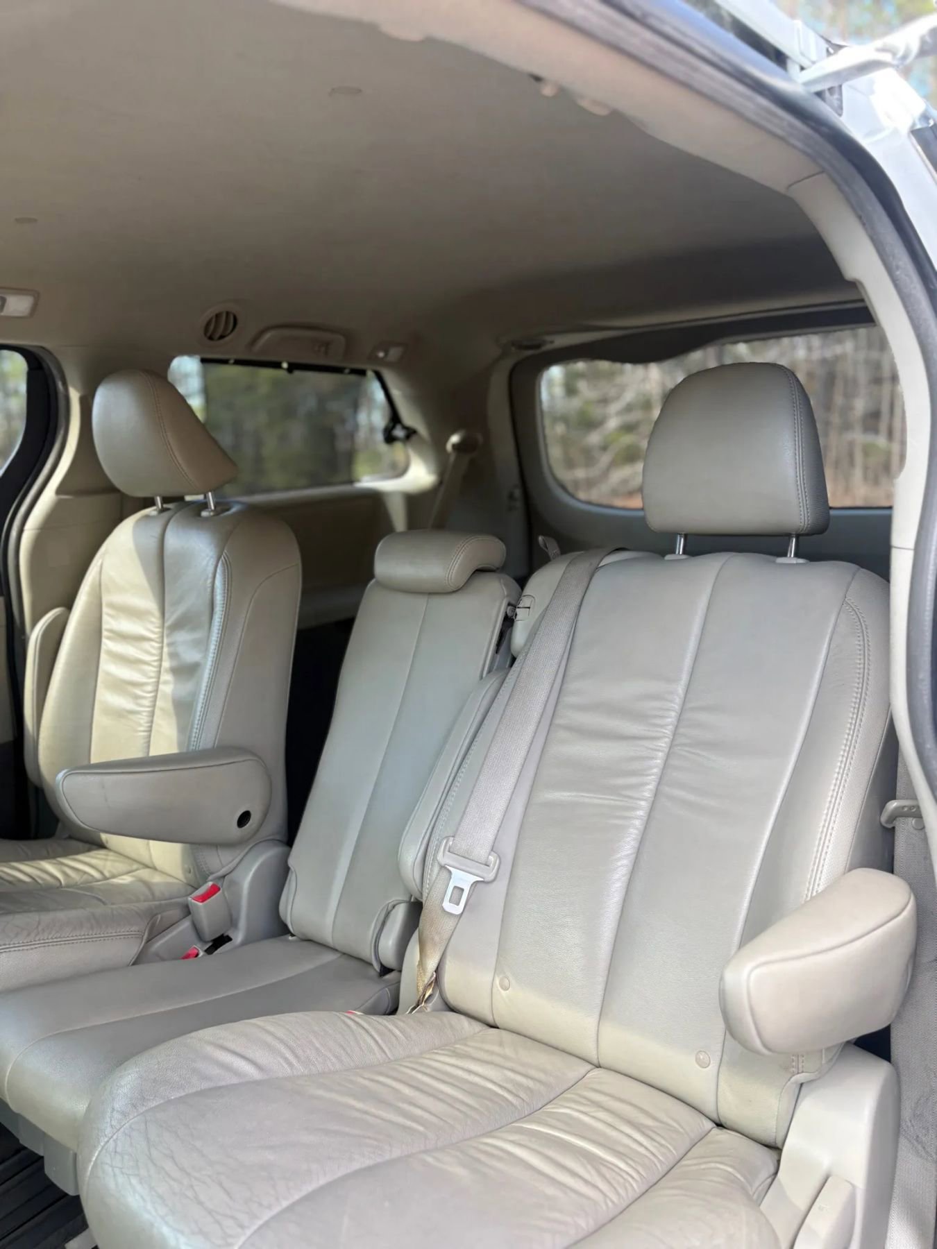 Used 2011 Toyota Sienna XLE w/ Entertainment Pkg image 12