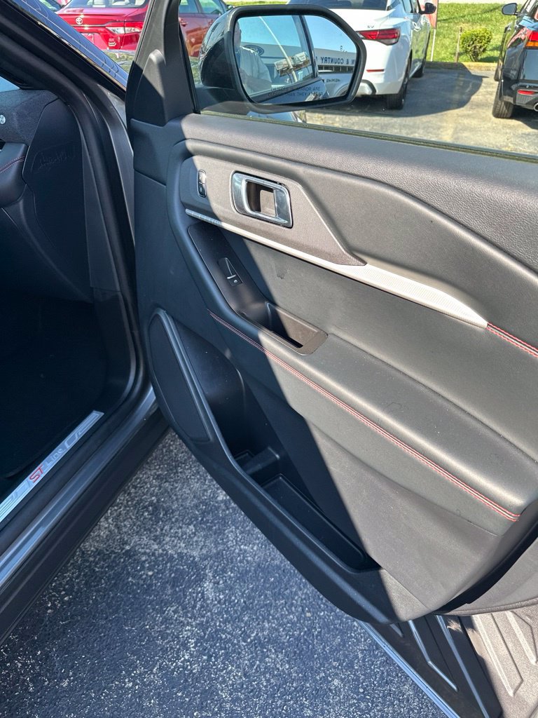 Used 2025 Ford Explorer ST-Line w/ ST-Line Street Pack AWD/4WD image 19