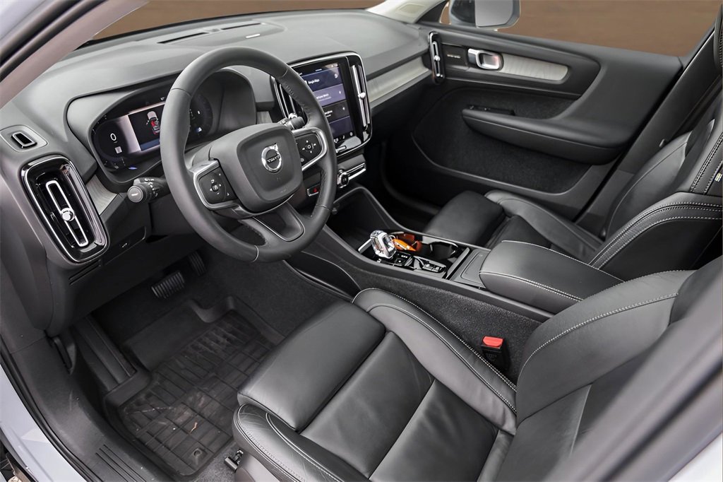 Used 2024 Volvo XC40 B5 Ultimate w/ Protection Package Premier image 11