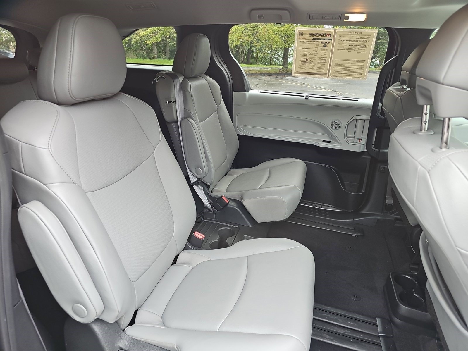 Used 2025 Toyota Sienna XLE FWD image 16