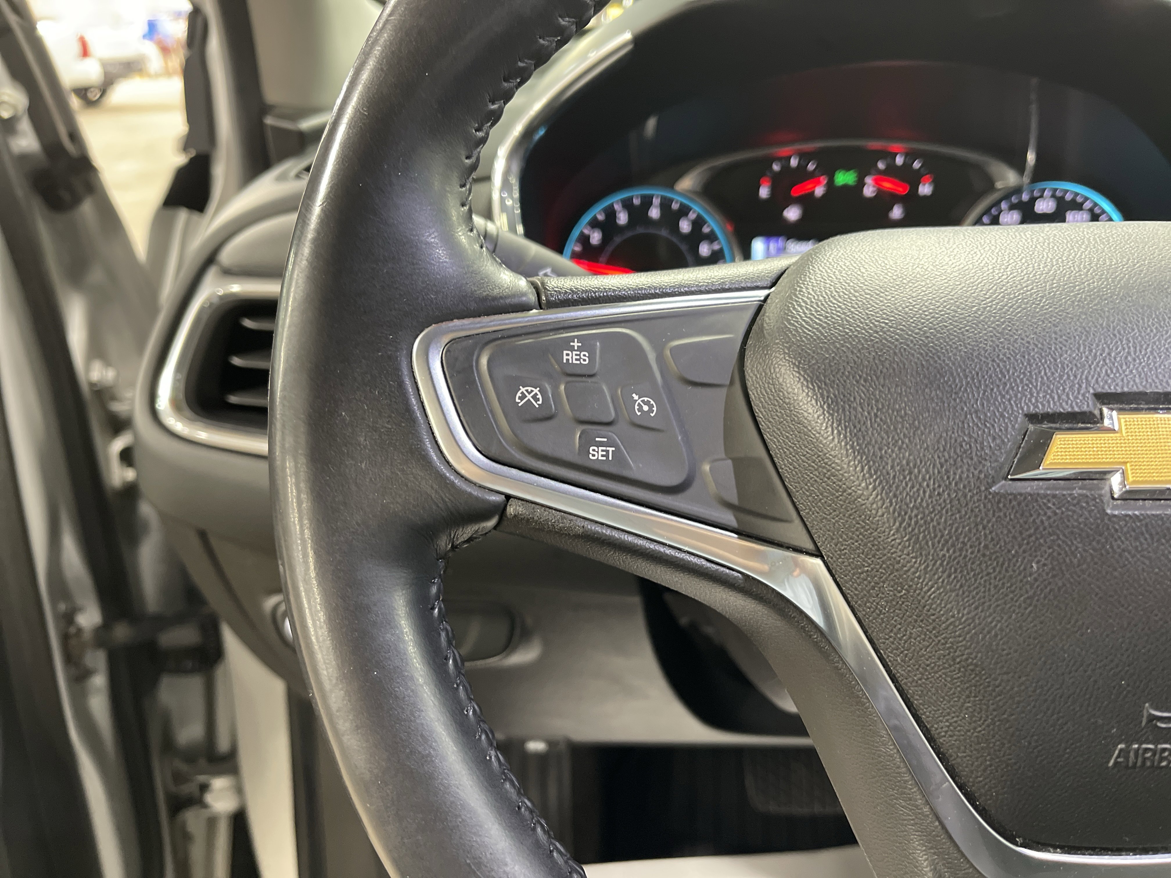 Used 2018 Chevrolet Equinox LT w/ Sun & Infotainment Package image 19