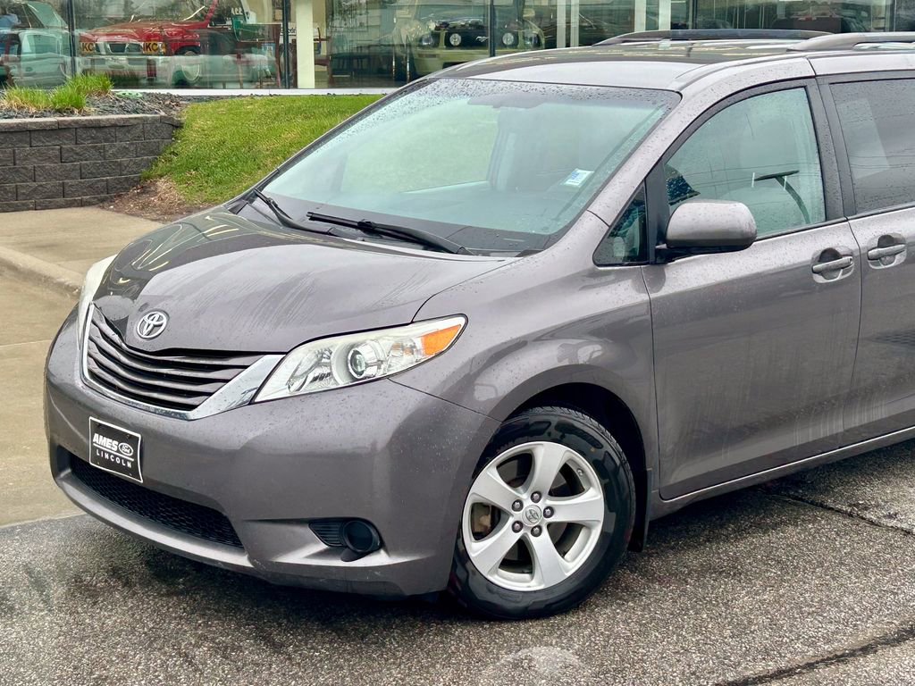 Used 2017 Toyota Sienna LE image 2