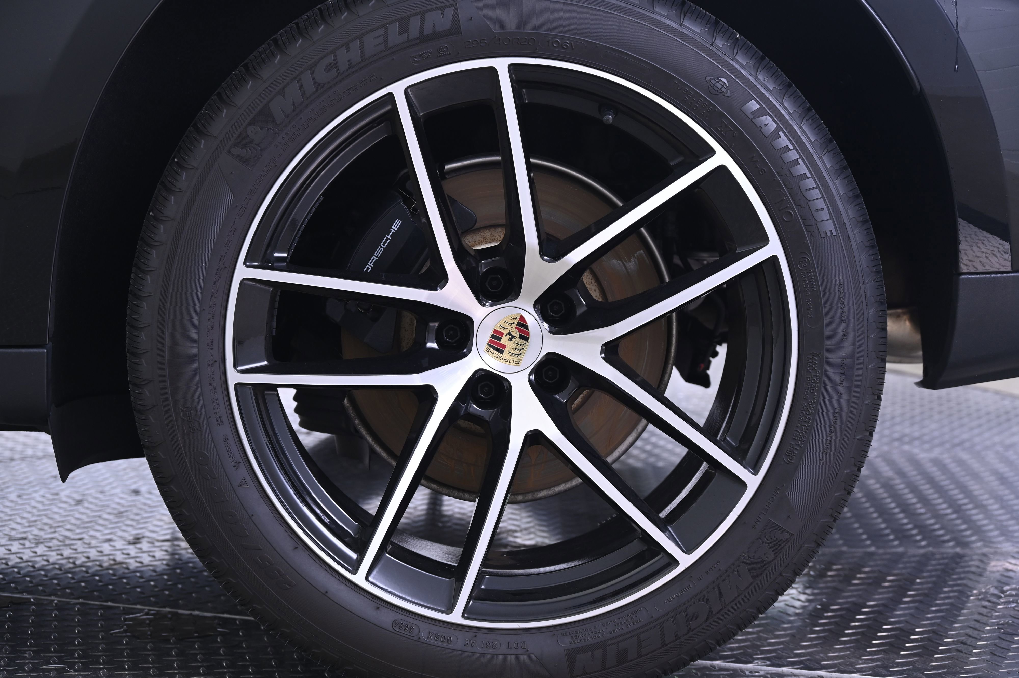 Certified 2025 Porsche Macan image 12