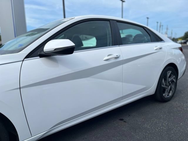Used 2026 Hyundai Elantra Limited FWD image 3