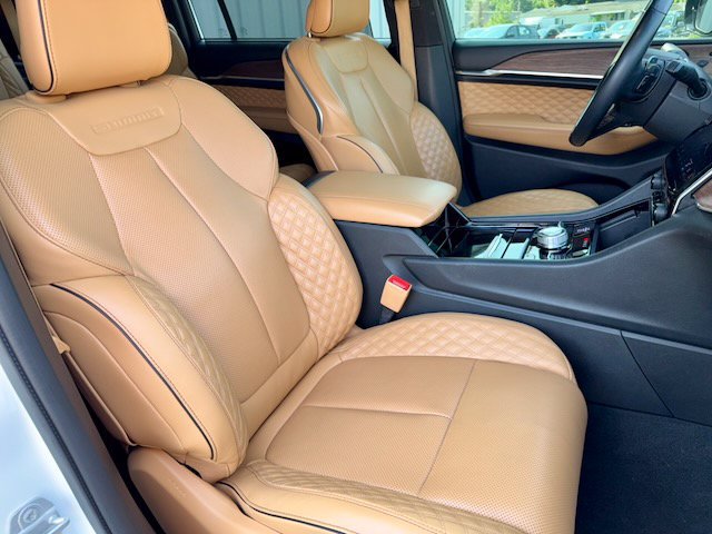 Used 2023 Jeep Grand Cherokee L Summit w/ Luxury Tech Group V AWD/4WD image 9