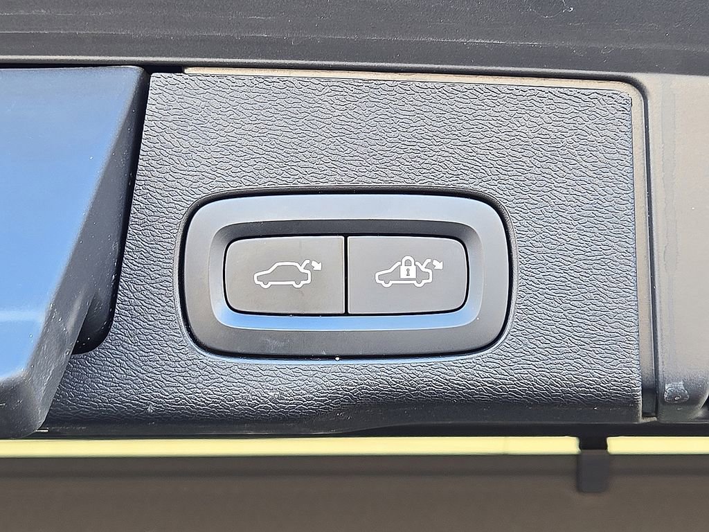 Certified 2023 Volvo XC60 B5 Plus w/ Protection Package Premier image 16