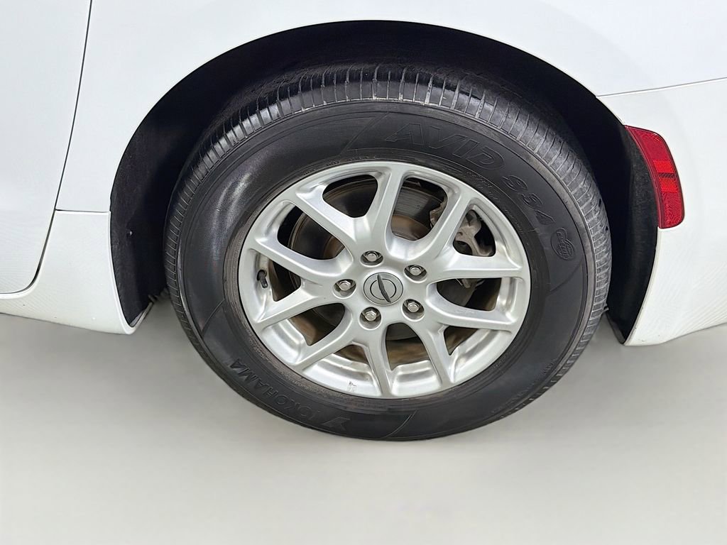 Used 2023 Chrysler Voyager LX image 32