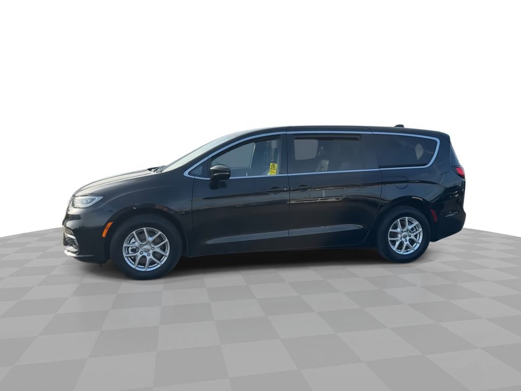 Used 2025 Chrysler Pacifica Select FWD image 5