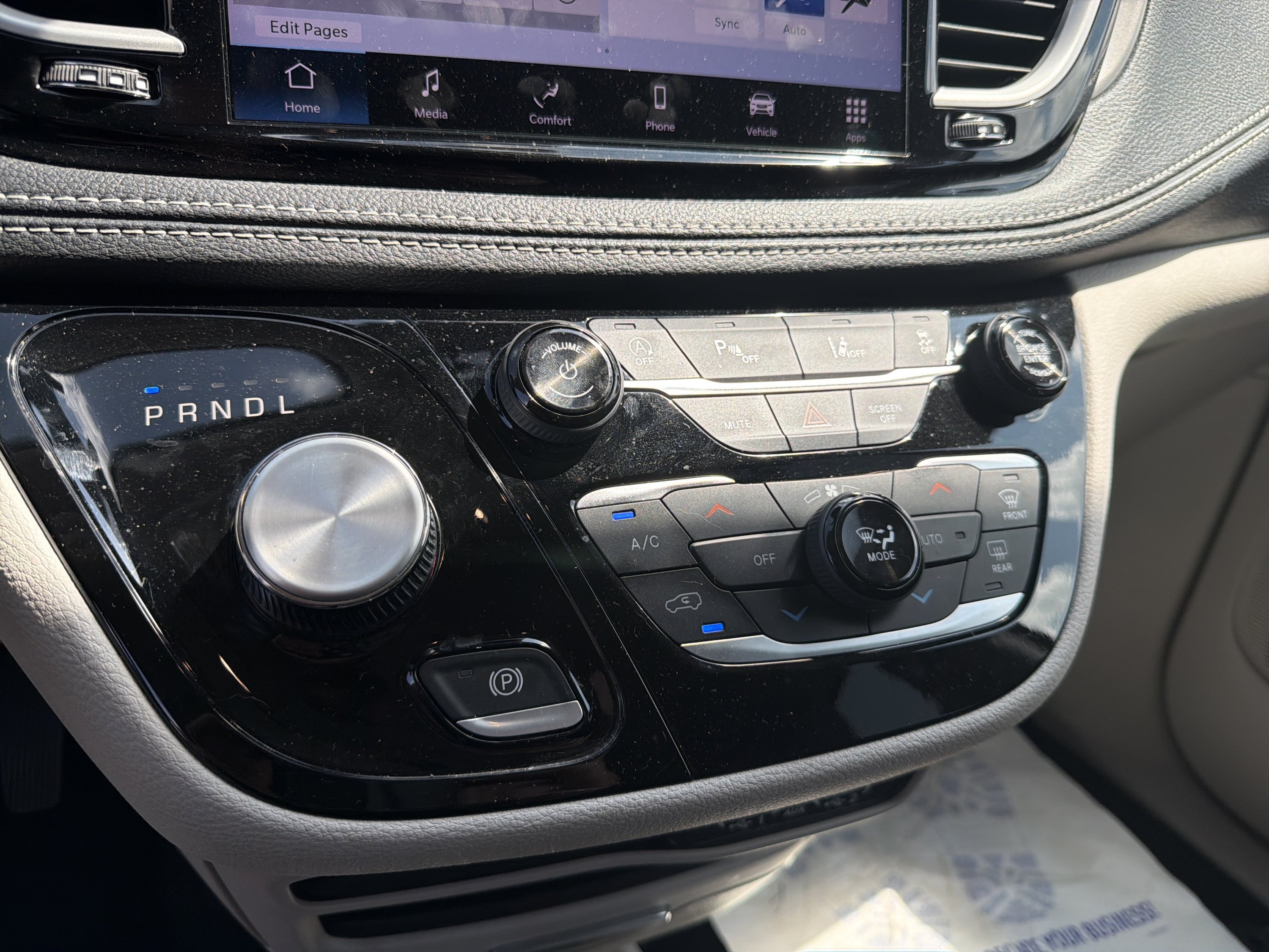 Used 2023 Chrysler Pacifica Touring-L FWD image 22
