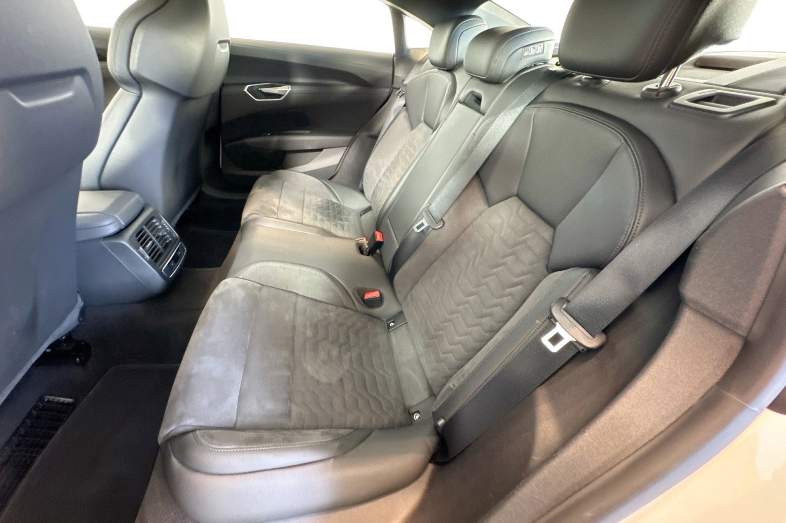 Used 2022 Audi e-tron GT Premium Plus image 22